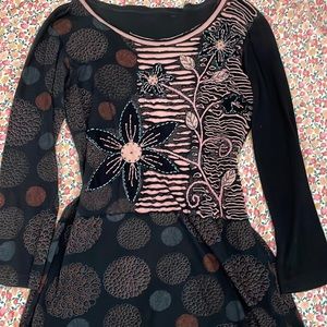 black printed mini shift dress with embroidery!! fits a small medium